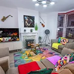 Stylish Super Central Modern Townhouse Retreat